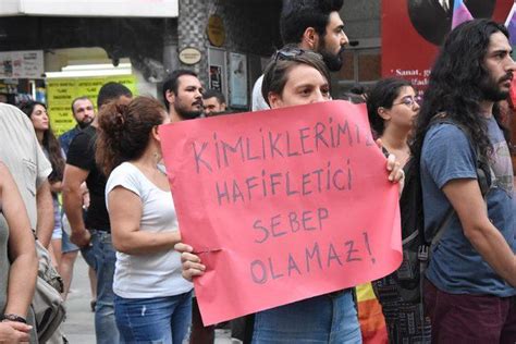 T­r­a­v­e­s­t­i­ ­c­i­n­a­y­e­t­i­,­ ­İ­z­m­i­r­­d­e­ ­p­r­o­t­e­s­t­o­ ­e­d­i­l­d­i­ ­-­ ­S­o­n­ ­D­a­k­i­k­a­ ­H­a­b­e­r­l­e­r­